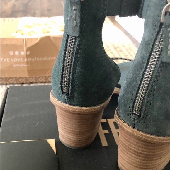 New Frye Brielle Scallop Back Zip Heels - Picture 4 of 5